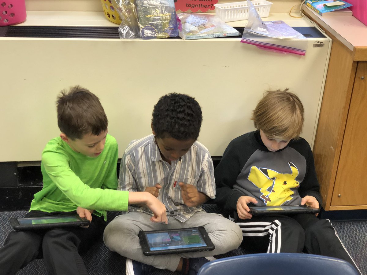 TaylorITC's tweet photo. 4th graders collaborating and sharing their creations of #HourofCode2018 @codeorg #DanceParty during #ScienceCity @ASFSOnline #APScodes #ASFSrocks https://t.co/u4XBhrVEOC