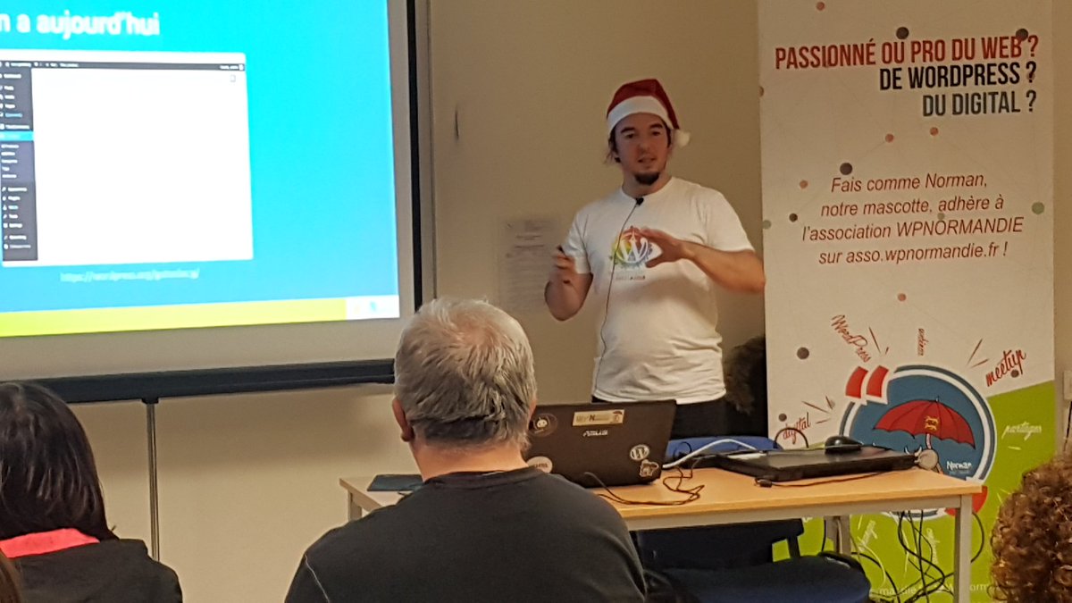 . <a href="/GeekyMaster/">Thomas FRANCOIS</a> fait la présentation de #wordpress 5 au #meetup avec un joli tee-shirt de <a href="/WordCampParis/">WordCamp Paris</a> et un bonnet de noël #onadore #onaimelacommunautewordpress
