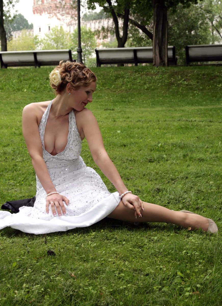 http://www.candidlegs.com/beautiful-blonde-bride-showing-her-legs-in-pantyh...