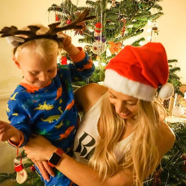 We’ve got the biggest tree we’ve ever had this year, taller than the hubby (Over 6ft) kobe chose it, normally we only get a teeny tree as we’re not here for Christmas. But this year is different, this will be the first year we’ve ever spent it together i… ift.tt/2PrKqLk