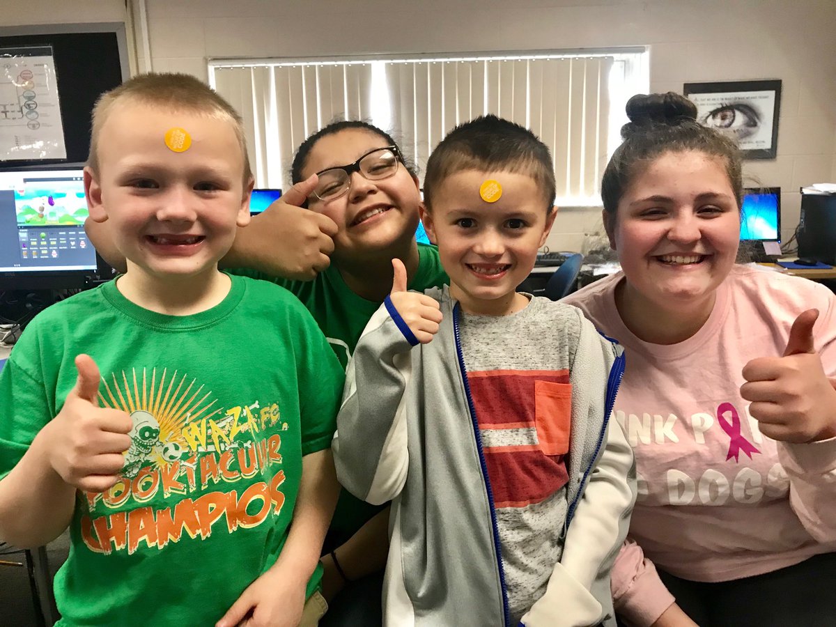 jbrandeberry's tweet photo. Madison seventh graders and first graders teamed up for #HourOfCode ⁦@codeorg⁩ ⁦@Trojans_Madison⁩ ⁦@jeanellewonders⁩ ⁦@mar10g⁩ #Awesome https://t.co/3TT1W9EEno