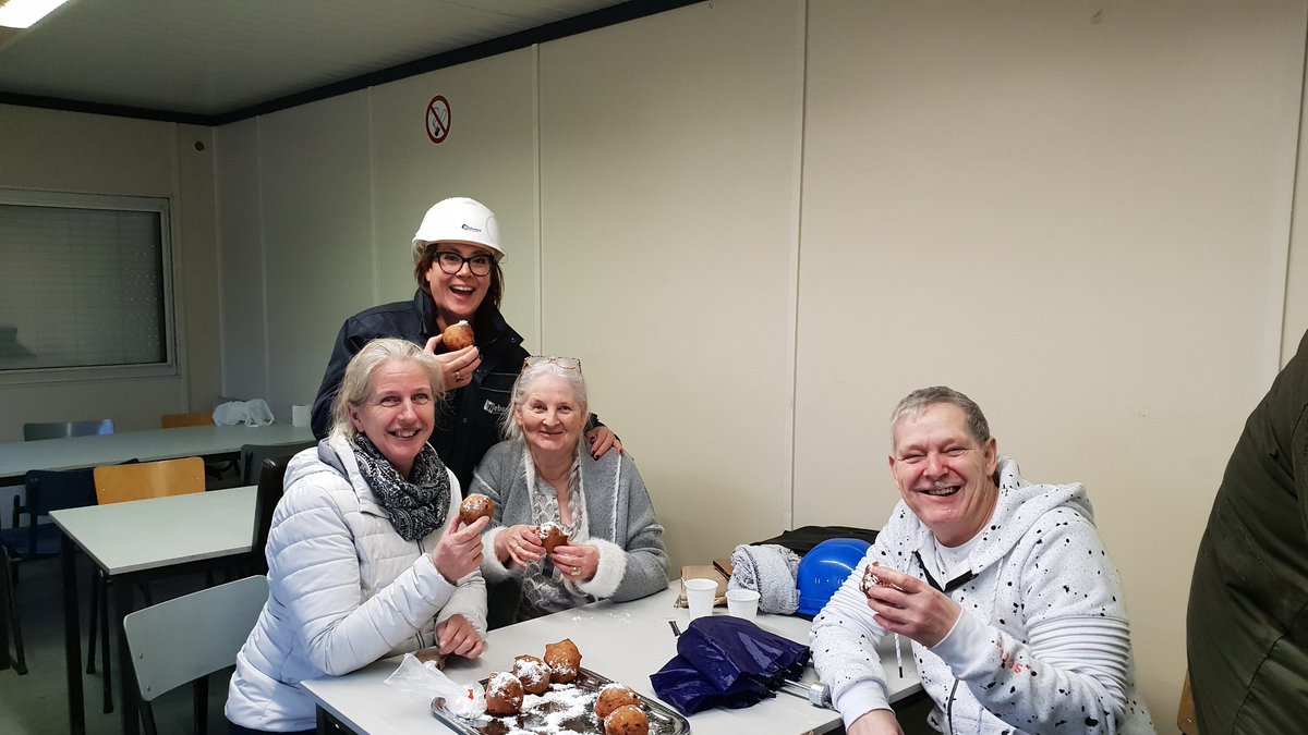 demoetlies's tweet photo. Weboma | Vandaag een gezellige weekafsluiter, een oliebollen kijkmomentje met de toekomstige bewoners van project De Admiraal. De opkomst was niet groot (iets met regen) maar dat mocht de pret niet drukken! @Weboma #oliebollenmomentje met dank aan de Wateringse oliebollenkraam https://t.co/3w4Mx46Sff