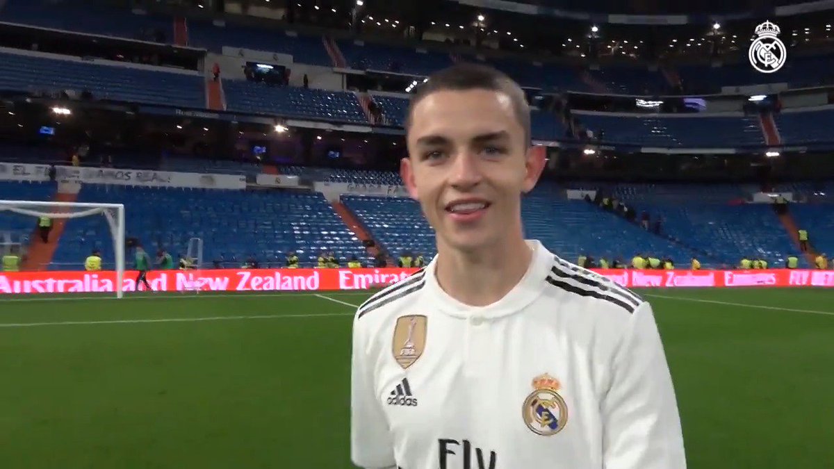 ☝🏟🎥 @Alvaro10fidalgo hizo realidad su sueño de debutar en el Bernabéu. Tras el partido volvió al terreno de juego para encontrarse con los suyos que le esperaban en la grada y #RMTV le acompañó...
#LaFabrica | #HalaMadrid