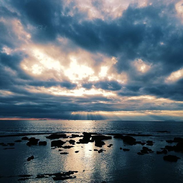 Buona sera con il tramonto fotografato da @isacosi
#igerslivorno #igerstoscana #igersitalia 
#thetuscantimes #huffpostagram #betuscan #Italy #tuscany #livorno #toscana #italia #leghorn #0586 #boiadé #57100 #tuscanygram #igers #托斯卡纳 #тоскана #توسكانا … ift.tt/2zPer2H