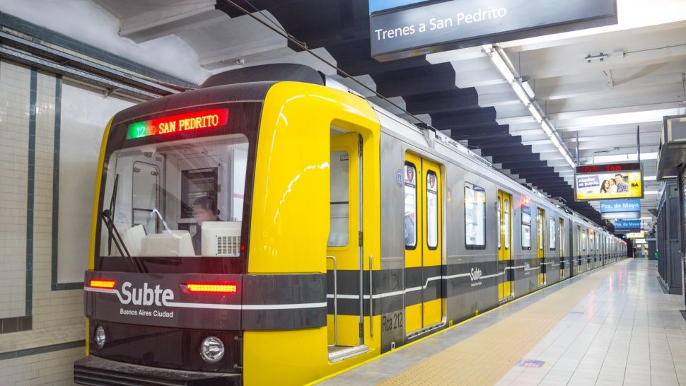 lnwciudad's tweet photo. La concesión del subte continuará un año más en manos de Metrovías | https://t.co/ZZ1aoBHn27 @basubte https://t.co/KlEU6757lc