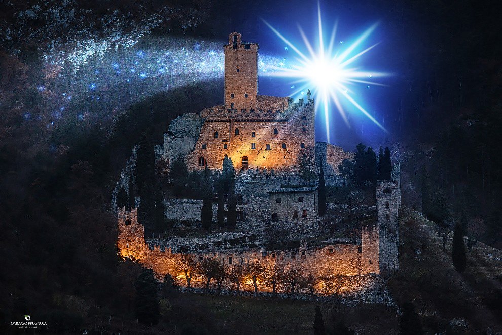 A magic place, illuminated by fire, heated by food and wine, accompanied by the rhythm of words and music. Discover the #ChristmasMarkets at Avio Castle in @visitrovereto. See more here 👉🏻 bit.ly/christmas-at-a… #visittrentino #trentinowow #IlikeItaly