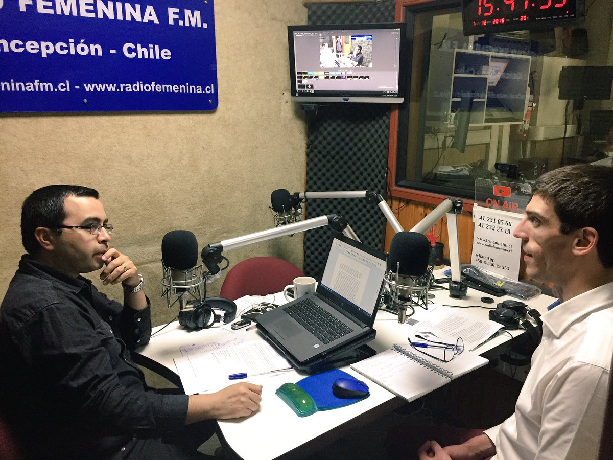 Fosis_BioBio's tweet photo. AHORA | Nuestro Director Regional @jeguiluz en los estudios de @radiofemeninafm conversando sobre la #ExpoFosis2018 que realizaremos este 11 y 12 de diciembre en Plaza Tribunales para dar un espacio de comercialización a 54 emprendedores de las regiones del Biobío y Ñuble 👏🏻 https://t.co/UXemAcdzjA