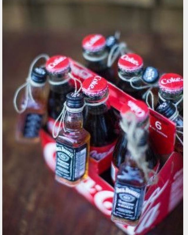 Piku_hq's tweet image. How about this for a fun friday DIY gift? Have a great Friyayy!! 

#fridaygifts #jackdaniels #cocacola #DIYGifts #Friyay #FridayMood #weekendishere 📷: @marteeduffey