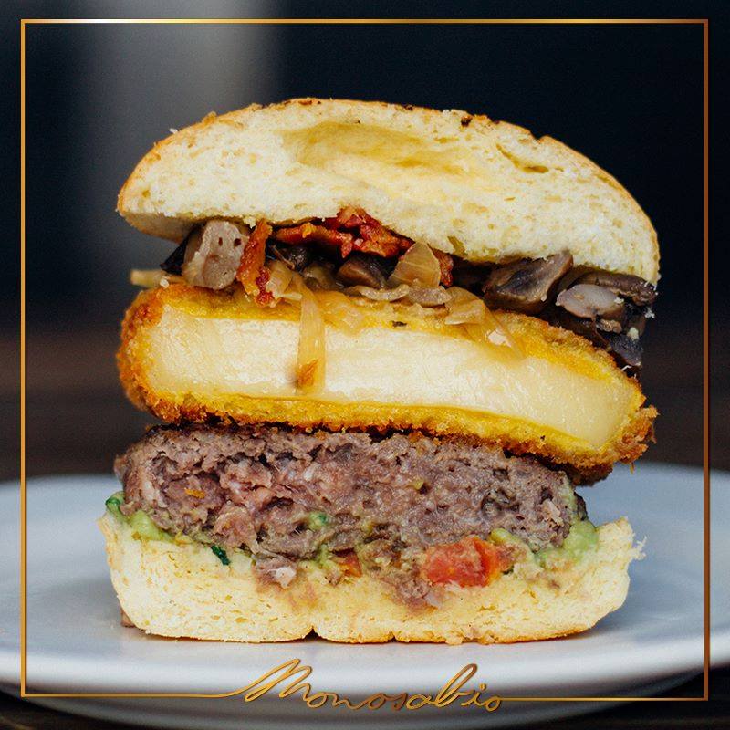 ¡Ufff!
Kushiage de queso menonita sobre guacamole, champiñones, cebolla caramelizada y tocino.
Ya sabes donde encontrarnos.