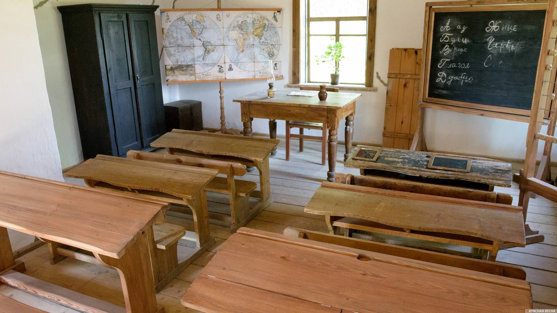 Класс со старыми партами