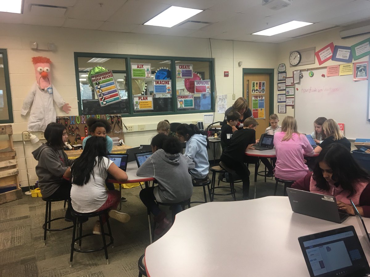 D61Lace's tweet photo. 5th Grade take part in an Hour of Code #d61learns #D61lace https://t.co/KCWAwniRD7