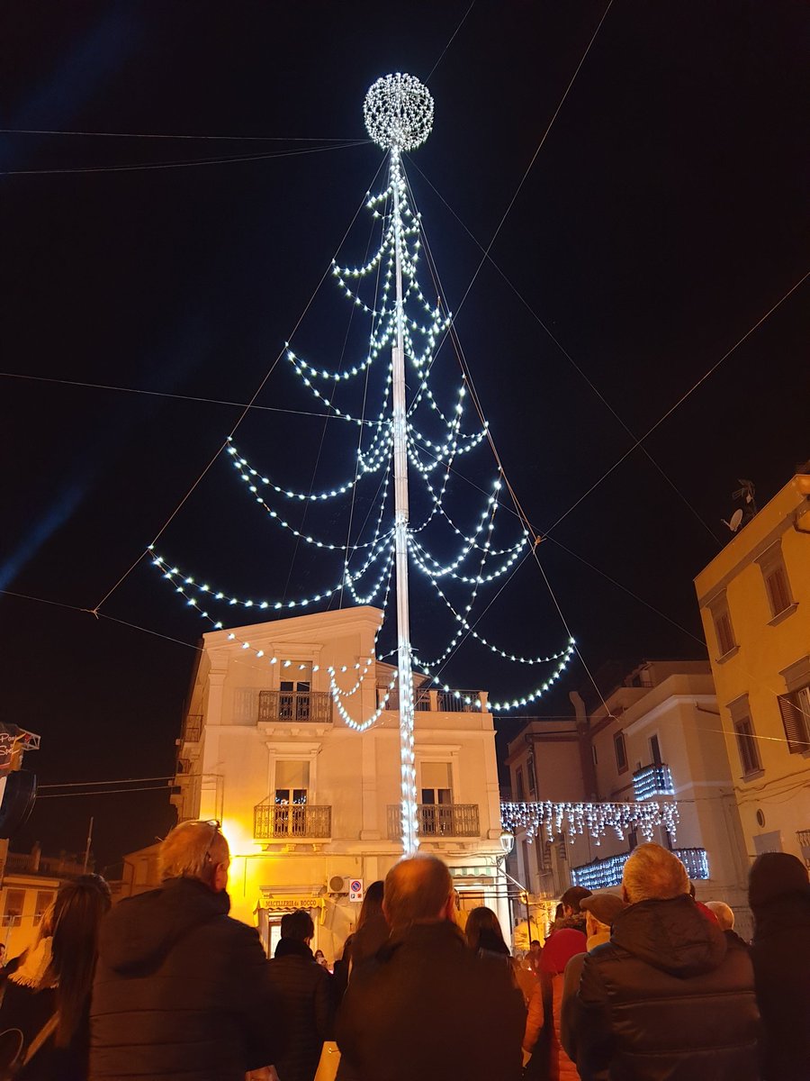 viaggichemangi's tweet photo. A #Carpino si accende la Fanoia per la benedizione e poco dopo si illumina anche l'albero di #Natele...😍
#dauniapresstour 
#illagodegliulivi https://t.co/JhdMYfebwo