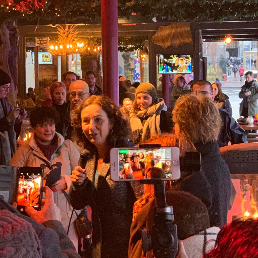 Femke Halsema trakteerde vanmiddag chocomel aan de aanwezige vrijwilligers! #nationalevrijwilligersdag @VCA_Amsterdam