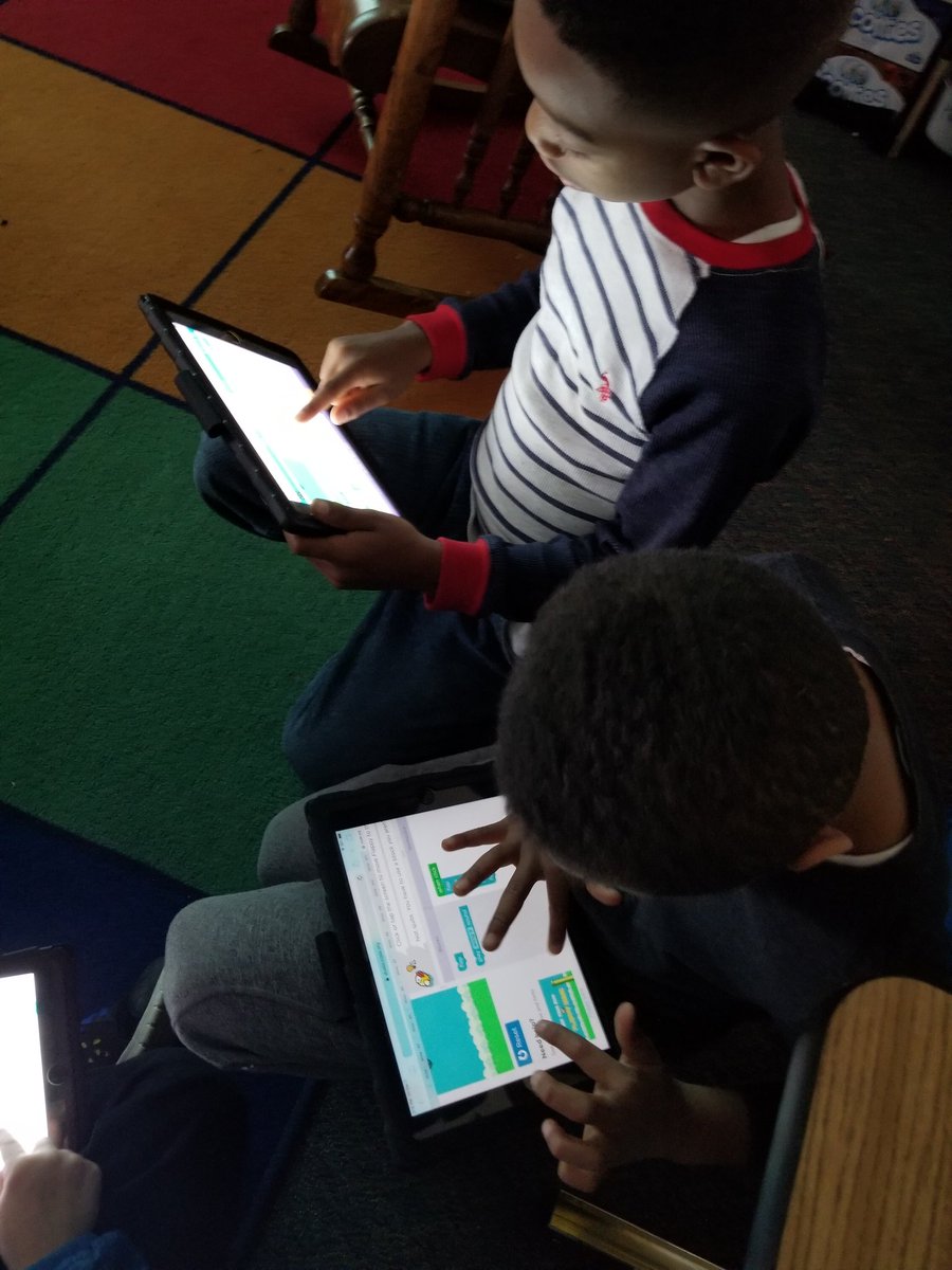 K_Fedorchak's tweet photo. 2nd graders working together to code flappy bird! #PHESbulldogs #APScodes #HourOfCode https://t.co/n6cbWke6gH