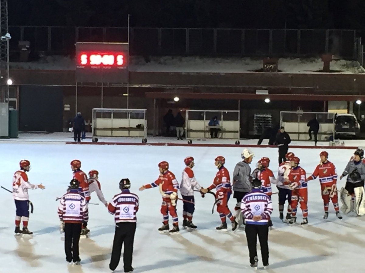 kyliniemi's tweet photo. Stadin palloilu tutuksi, tämän talvikauden osa 2. Miesten Bandyliigaa Brahen kentällä, HIFK-Narukerä 5-5 (4-2). Pääsylippu 15e, eläkel. 10e, 3 makkaraa 5e. Yleisöä 397. Hiihtokatsomokamppeissa tarkeni, jengi kannusti. #bandy #hallihanke #Helsinki https://t.co/03WyHKkxPV