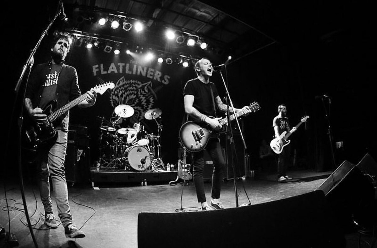 theflatliners's tweet photo. Thanks for the endless love you always give us Toronto 🖤
Last night was an incredible kick-off to this leg of the #FlatsnBatsnHeartAttacks tour!
Montreal, we’ll see you TONIGHT at Club Soda!
⚡️ KEEP IT CRANKED⚡️
#InvitingLight #MassCandescence
📷: @larvalungs https://t.co/NgJydGDuYO