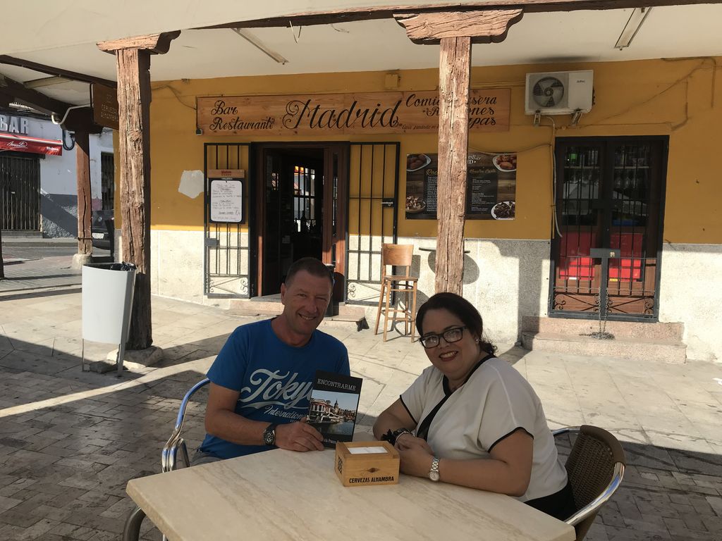 .<a href="/MgabrielaFB/">María Gabriela Franco</a> Mi novela #Encontrarme de moda en <a href="/BarMadrid/">THE ROOM BAR MADRID</a> de #Ciempozuelos  con Antonio recibiéndola en las <a href="/ViasLiterarias/">Fernando Cotta Escritor</a> de BarriosdeLetras, un lugar para disfrutar del aire libre mientras tomas algunas de sus especialidades!