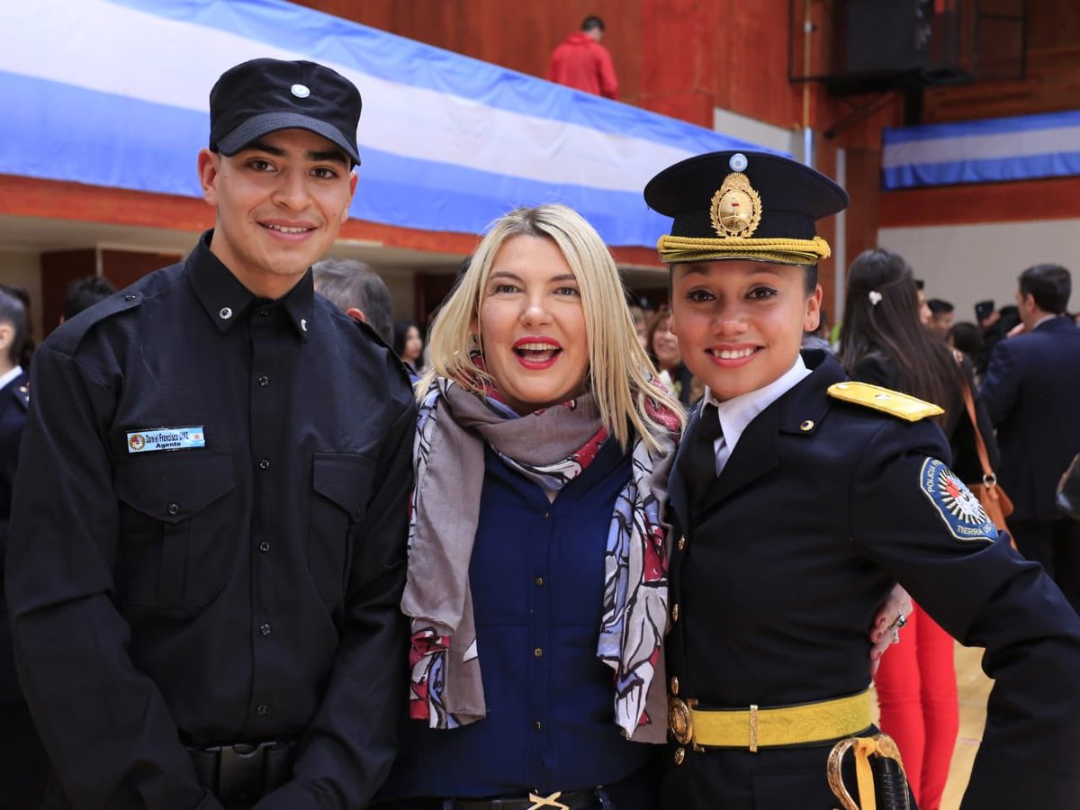 RosanaBertone's tweet photo. En #RíoGrande en la ceremonia de egreso de los nuevos efectivos de la #PolicíaTDF. A los oficiales y agentes graduados felicitaciones por este logro y por la decisión de trabajar al servicio de la seguridad de los fueguinos en una de las mejores fuerzas policiales del país https://t.co/nZx96JL1x4