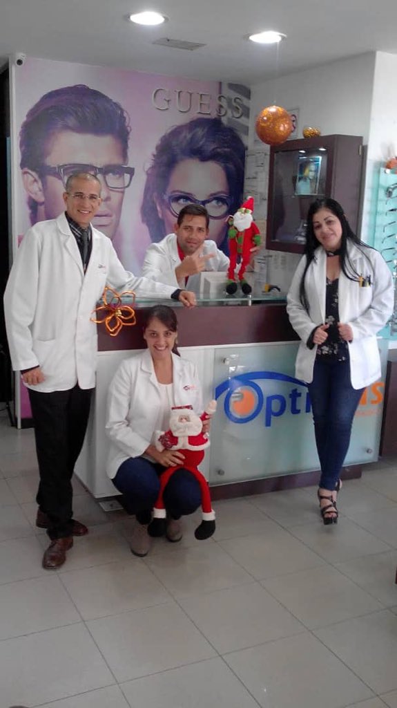 OptiplusVe's tweet photo. ¡Nos encantan los viernes y más si son navideños! 
.
Porque en diciembre se celebra todos los días ... 
#optiplusplazamayor 
.
#viernes #tgif #viernes✌ #friday #fridaymood #optica #optiplus https://t.co/nNrLDTtpP9