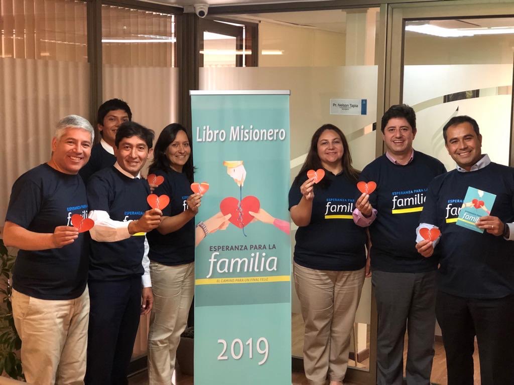 IASDMetro's tweet photo. Hoy en la comisión encargada de definir el trabajo del Ministerio de Publicaciones se lanzó el libro misionero 2019 “#Esperanza para la #Familia”. @prertonkohler @Tercio100 @brunoraso https://t.co/WFrQm7P2nh