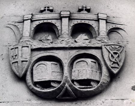 Another interesting Moorgate fact. Ever looked up + seen that fine carving above the old station building doors? Look closely: it shows two early (1900) tube trains of the City & South London Railway + its arms, inc the Thames, London Bridge, Southwark Cross + City of London arms