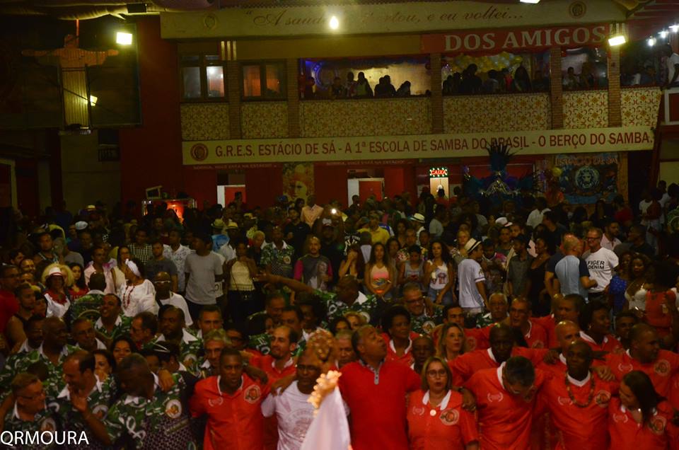 gresestacio's tweet image. Logo mais tem fervo no Berço do Samba e a gente te espera a partir das 22h30. comunidade com carteirinha não paga entrada hein! 
Foto: Marcelo Moura
gresestaciodesa.com.br