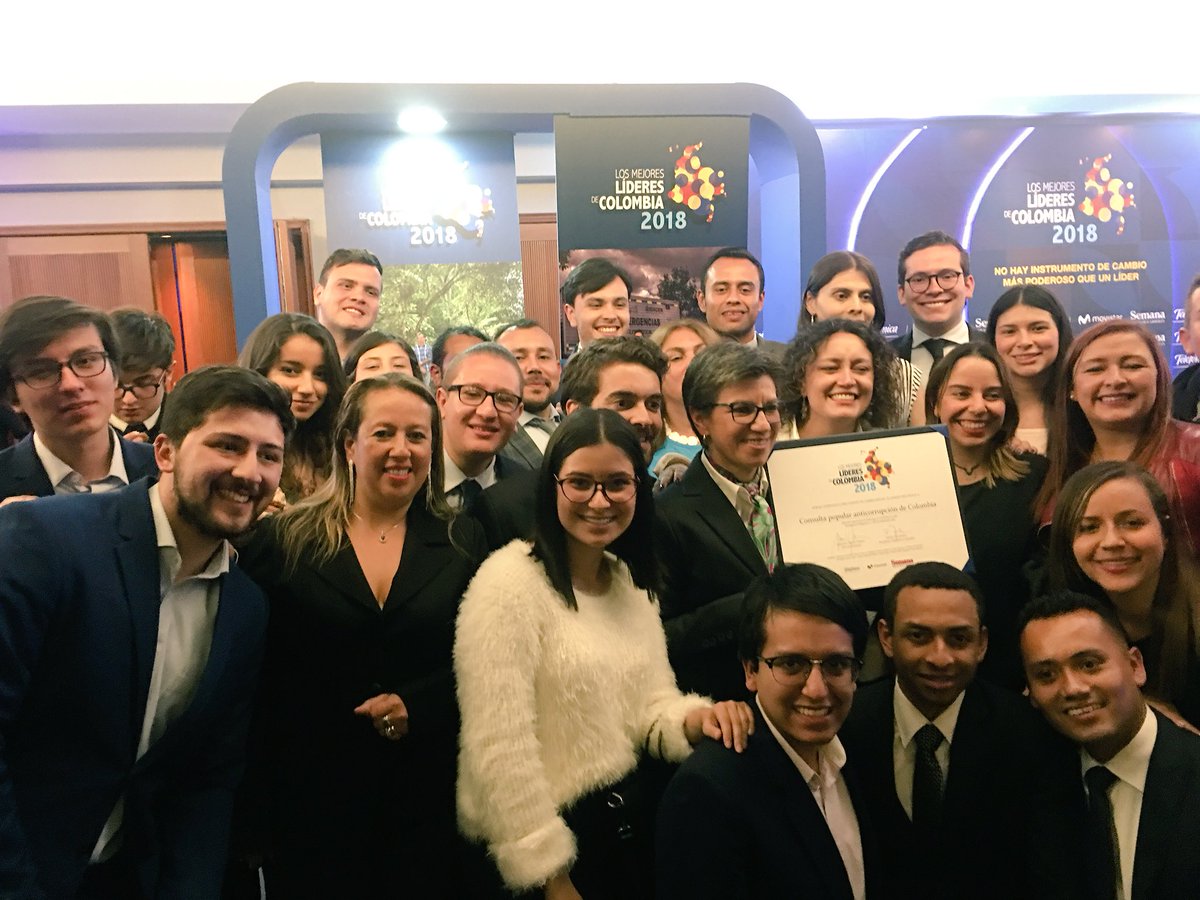 VenceAlCorrupto's tweet photo. Vean aquí https://t.co/nrvmW8tIs7 el emocionante momento de la mención a la #ConsultaAnticorrupción ,premio a los líderes 2018 de @RevistaSemana 

Un grupo de personas subieron al escenario en representación de los miles de voluntarios que trabajaron este año por esta iniciativa https://t.co/nRFTlt6GLt