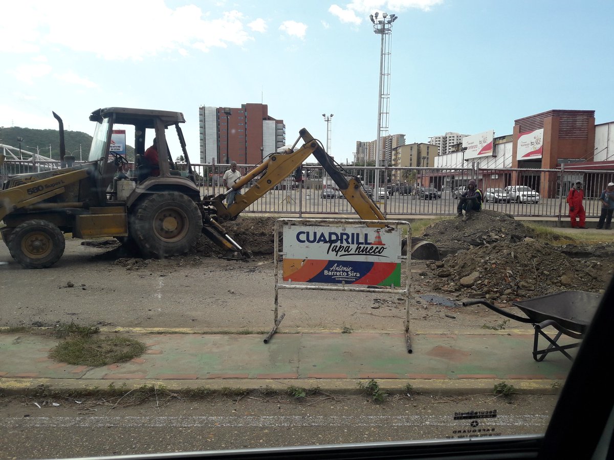 federmanferrer's tweet image. Gracias al Gobernador  @BarretoSira por tapar el hueco que dejo Hidrocaribe hace un año en Urb. EL MAGUEY (Pascal) petición  hecha al Ingeniero @jwongh