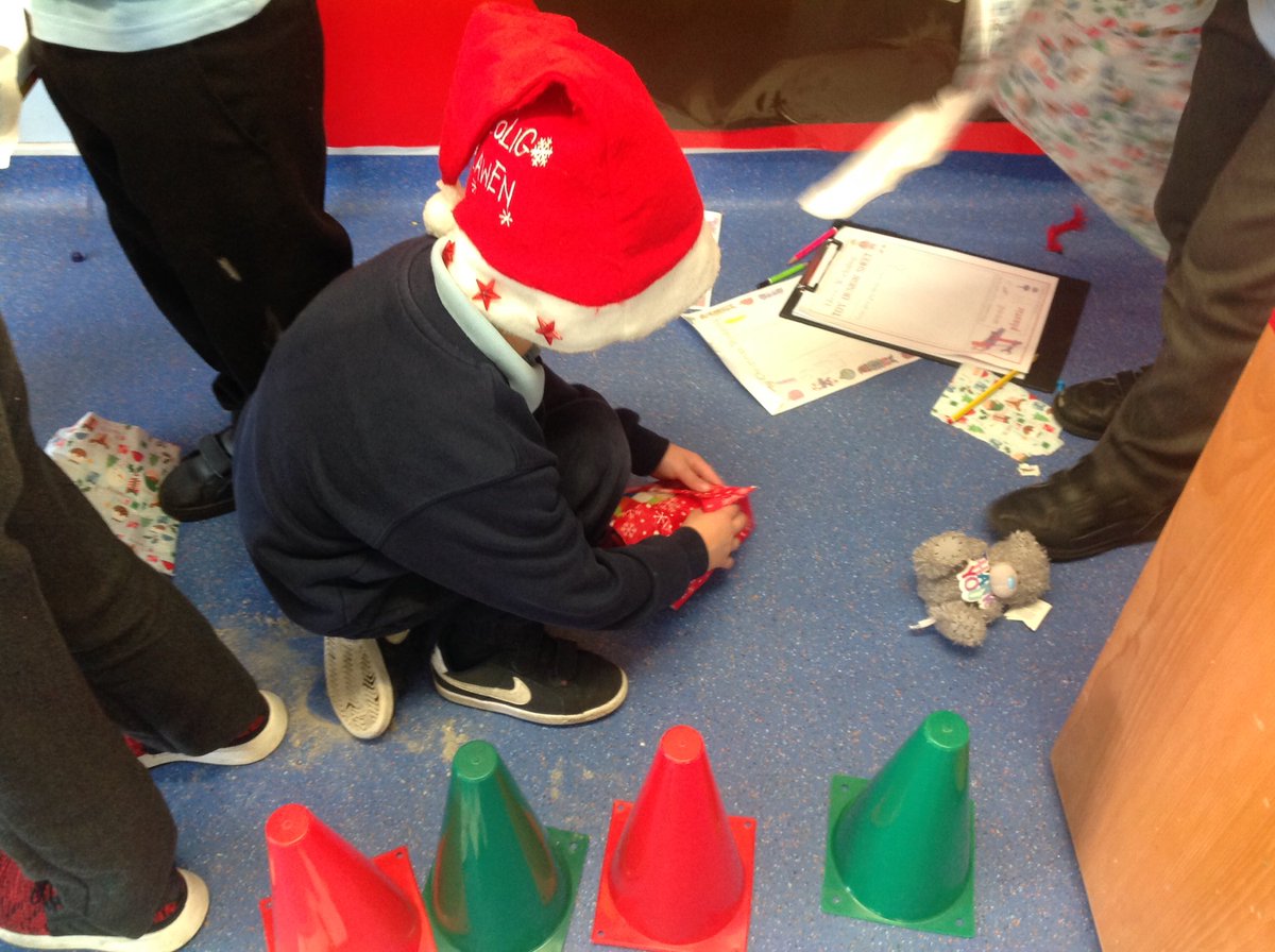 MrsWoolleyRSDP's tweet photo. Our elf workshop was extremely busy this afternoon! ❤️🎅🏻❤️ #wrapping #listwriting #letterwriting https://t.co/wW18vML77H