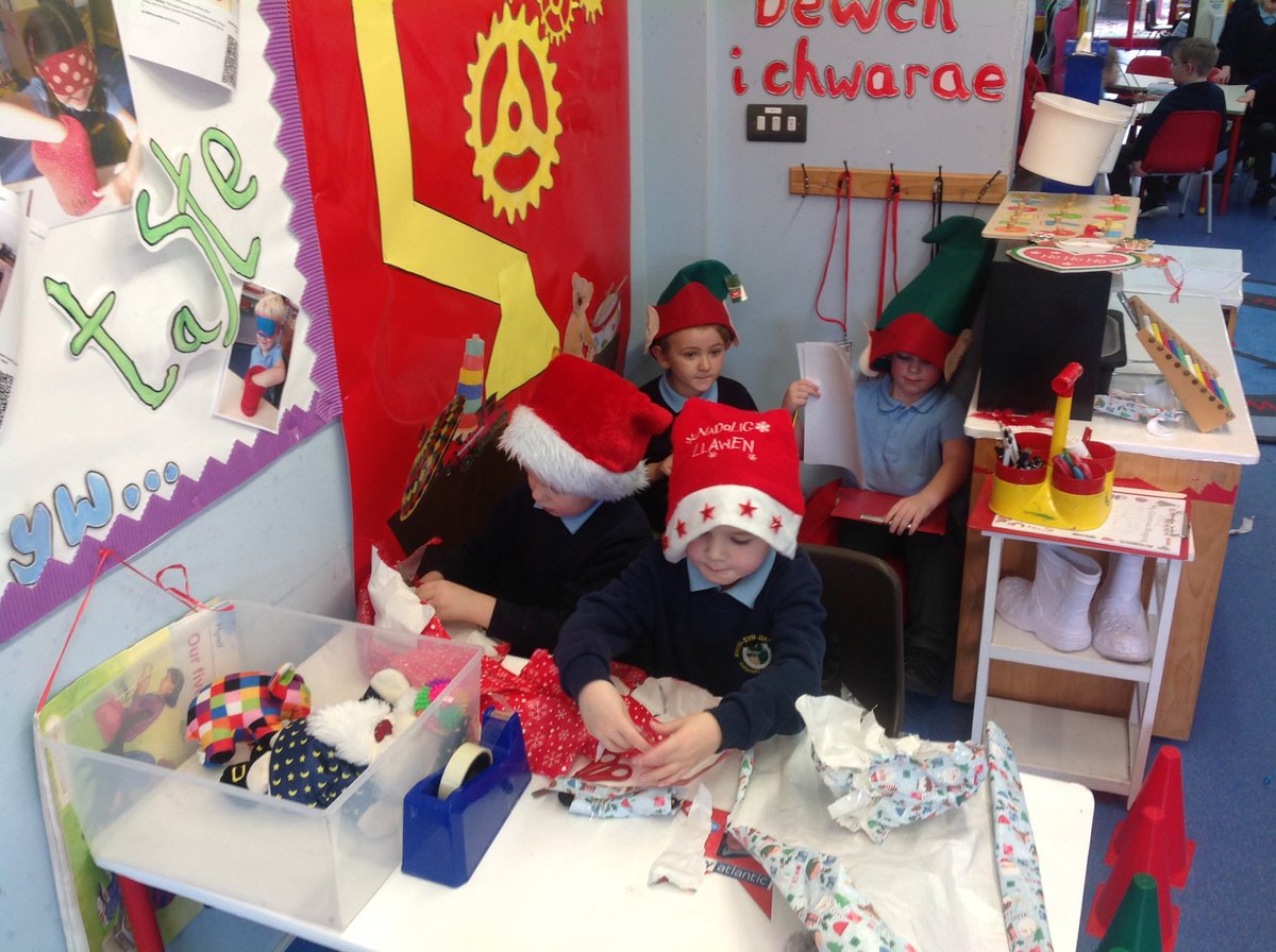 MrsWoolleyRSDP's tweet photo. Our elf workshop was extremely busy this afternoon! ❤️🎅🏻❤️ #wrapping #listwriting #letterwriting https://t.co/wW18vML77H