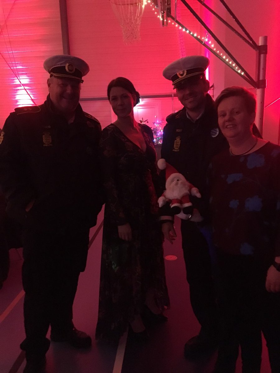 Tryg julefrokost patrulje på besøg i Nykøbing F hallen, hvor 400 var i godt humør. #politidk #trygjulefrokost