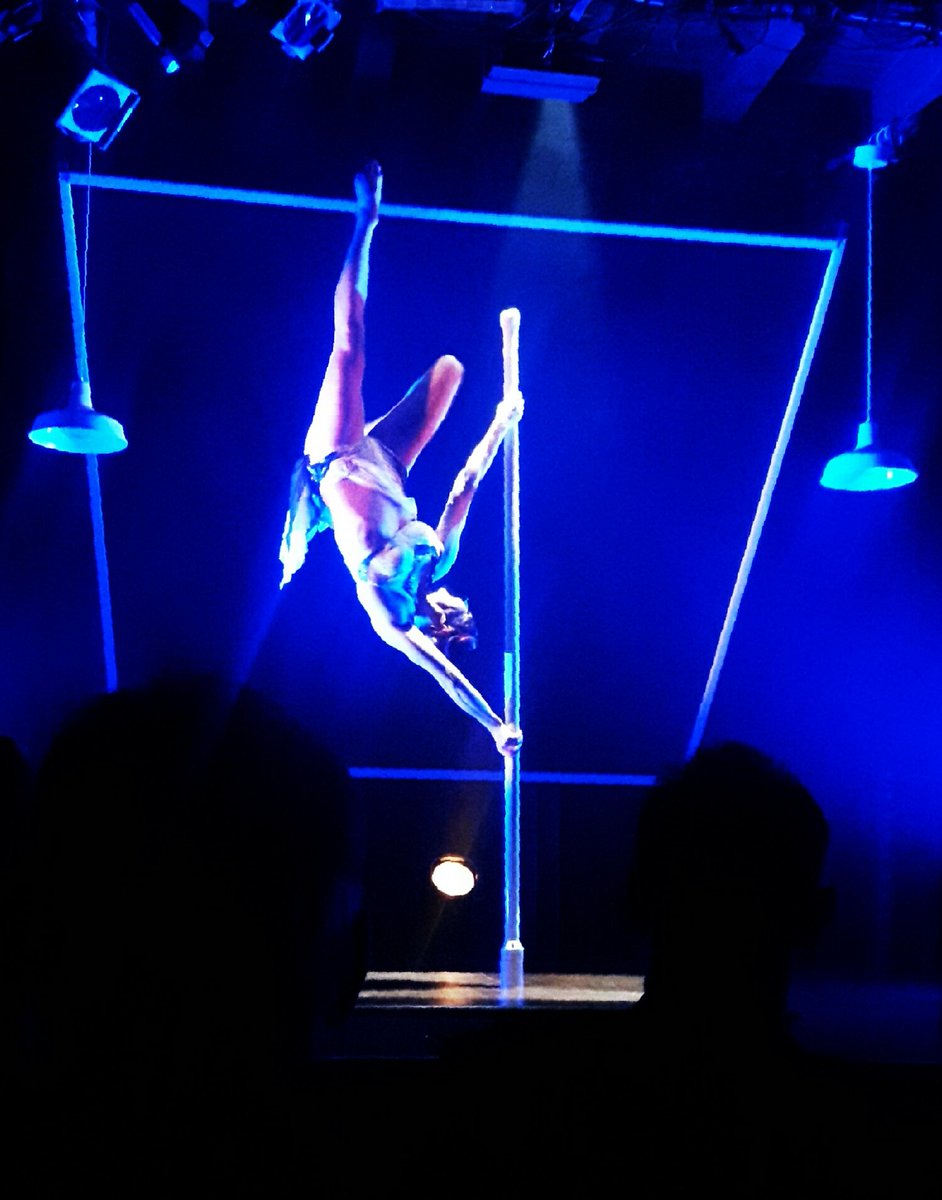 matil_duhh's tweet image. Ja heti teatterin perään uskomaton Henriikka Roo ja taidonnäyte tangolla! Kuvat ei tee oikeutta. @HenriikkaRoo #tankotanssi #rakastajat #teatteri