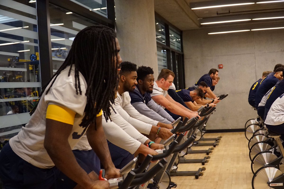 CalFootball's tweet photo. Bowl Practice. Back to work. #EarnIt https://t.co/QBg9r8IkID