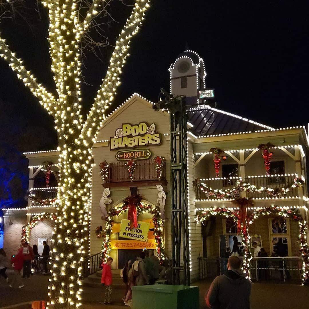 CaroFoodBlog's tweet image. Ebenezer Scrooge visits the ghost of Christmas past. #MerryWinterfest @Carowinds