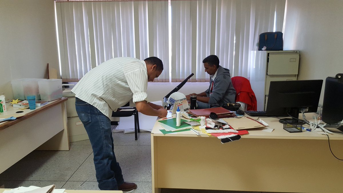 Propilvensa's tweet photo. Nuestros trabajadores están afinando los últimos detalles en los diseños de sus puertas navideñas  para el concurso 🚪 #DecoraTuPuerta 
- 
La creatividad ha reinado en cada uno de nuestros departamentos y gerencias, el espíritu de la Navidad se hace sentir en Propilven.🌟❄☃️ https://t.co/N0shkxNCPR