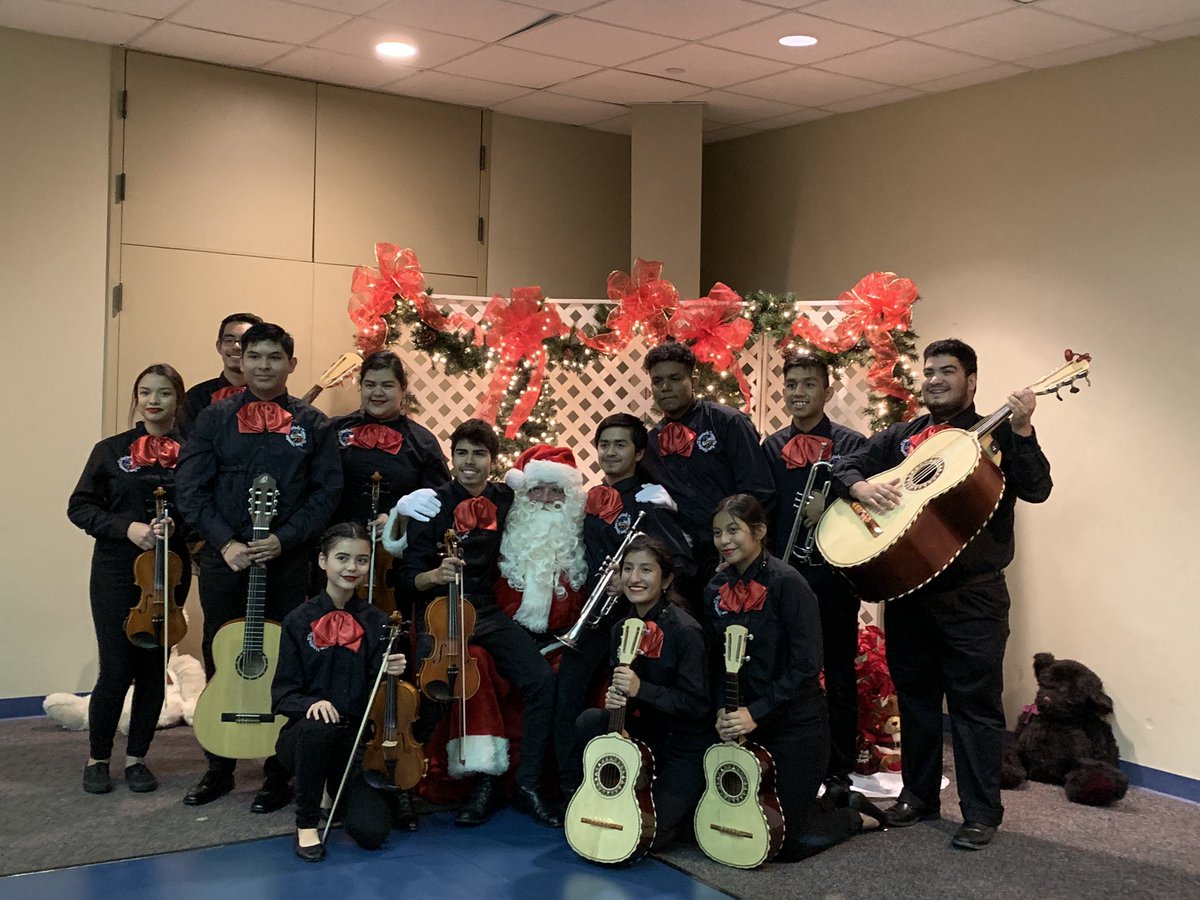 ktollefson72's tweet photo. @SHHSMariachi #PicWithSanta #DistrictPEPChristmasParty @PACEAISD @Texans_Talk @SamHoustonHS #JVMariachi #FirstGig https://t.co/3CrTCU7Ant