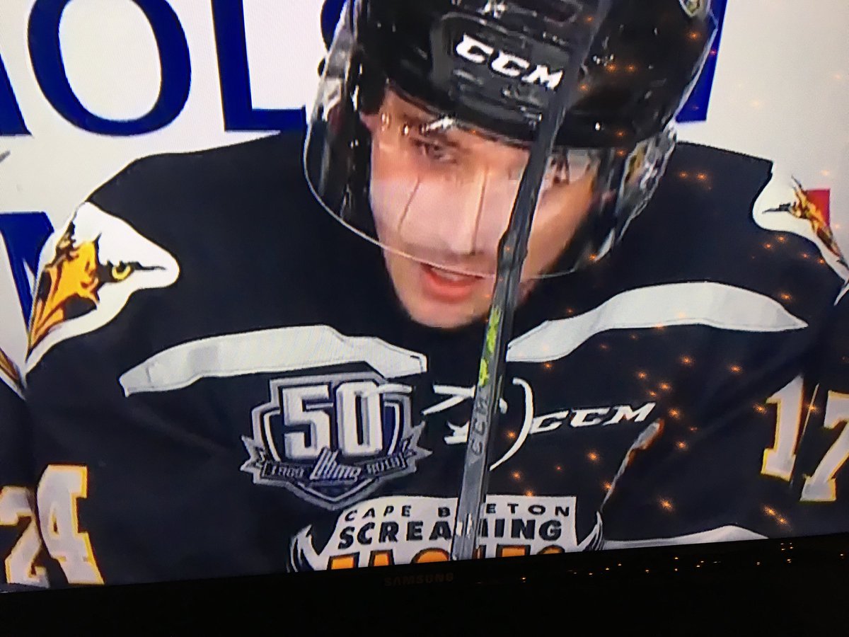 ⁦⁦@CBSEHockey⁩ captain Declan Smith scores the game winner in first game back after losing his mother to cancer.
One of the most emotional moments at the Nest in a long time.