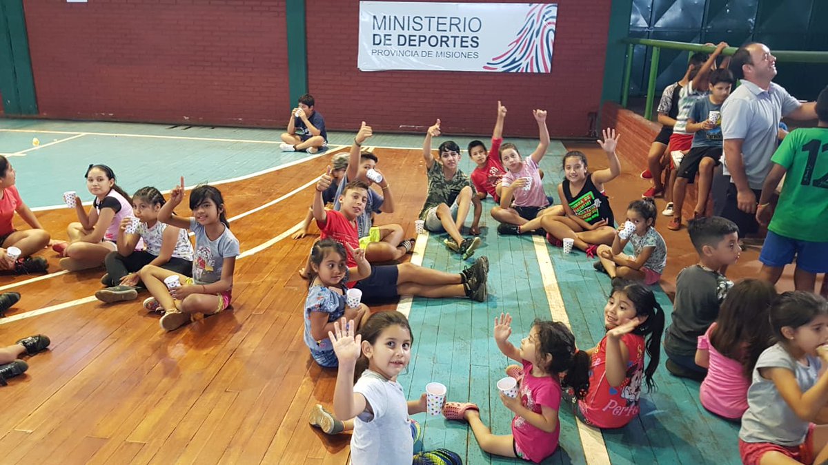 noelialeyria's tweet photo. Fiesta de fin de año del @CentroFisica a cargo del Profesor Marcelo Zembruski !!!
Polideportivo Zaimán @DirEducFIsica @RafaMorgenstern https://t.co/HdTNSzxRY0