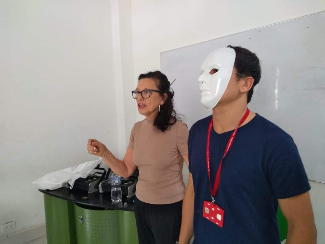 SENAComunica's tweet photo. 📸| 1, 2, 3 cámara ¡Acción! en #Villeta, llevamos a cabo un Taller de Dirección de Casting, en el que participa la actriz argentina, Norma Angeleri. Nuestros aprendices de #CineAlSENA adquieren competencias para destacarse en la #EconomíaNaranja. https://t.co/eT25PIDsO2