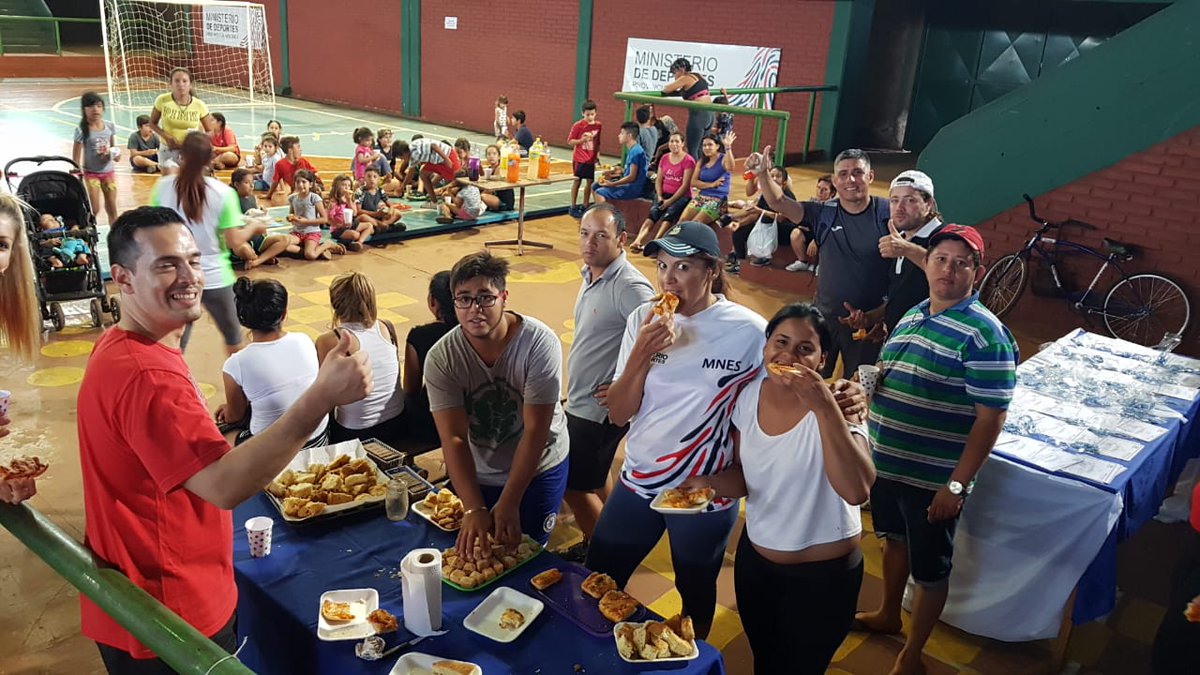noelialeyria's tweet photo. Fiesta de fin de año del @CentroFisica a cargo del Profesor Marcelo Zembruski !!!
Polideportivo Zaimán @DirEducFIsica @RafaMorgenstern https://t.co/HdTNSzxRY0