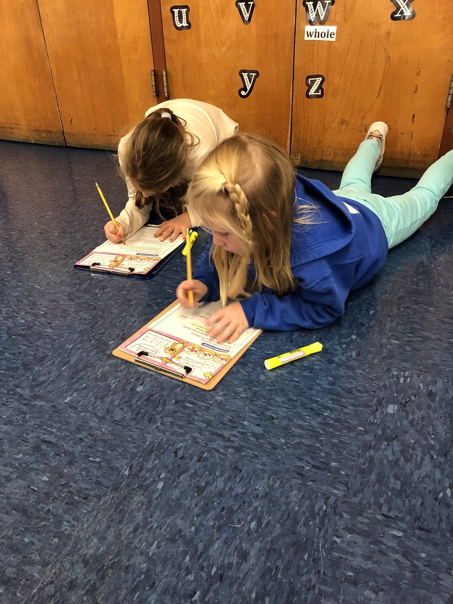 s_silva217's tweet image. Mathematicians hard at work #problemsolvers #teamwork #firstgrademath @OceansideSch2