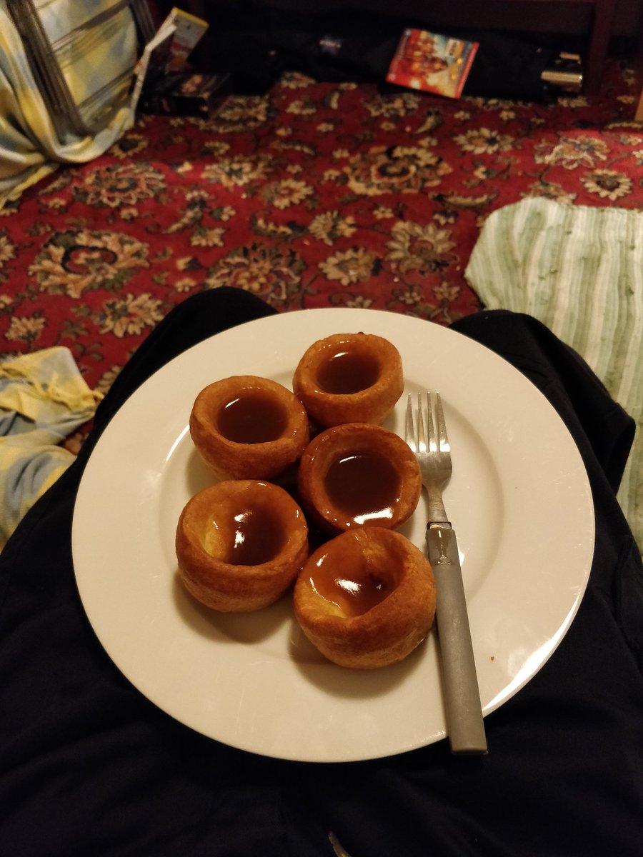PSimon808's tweet photo. What do you think of my roast dinner? @GordonRamsay #studentroast #roast #tasty https://t.co/rTTVfx63t4