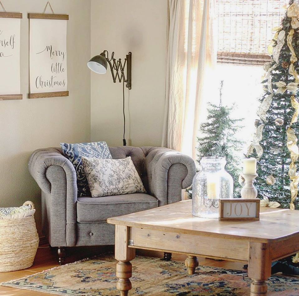 “Everyone in the house fights over this chair, including our cat Ziggy! 🐈” 
- @brightyellowdoor 

 #holidaydecor #midcenturymodern #cozychristmas #myhomevibe #midcenturyfurniture #christmas #christmasdecor #livingroomdecor #livingroomdesign #furnituredesign #furnitureinspiration