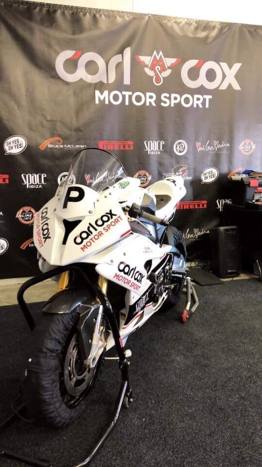 peterhickman60's tweet photo. You may have been wondering what the ‘P’ on Peter’s bike means. It doesn’t mean ‘Provisional’ and as #HickyPR suggested it doesn’t mean ‘prat’
It literally stands for Peter. And all international riders have their initial on their bike. #HickyPRFact #NewZealand https://t.co/kwa9B2AG5v