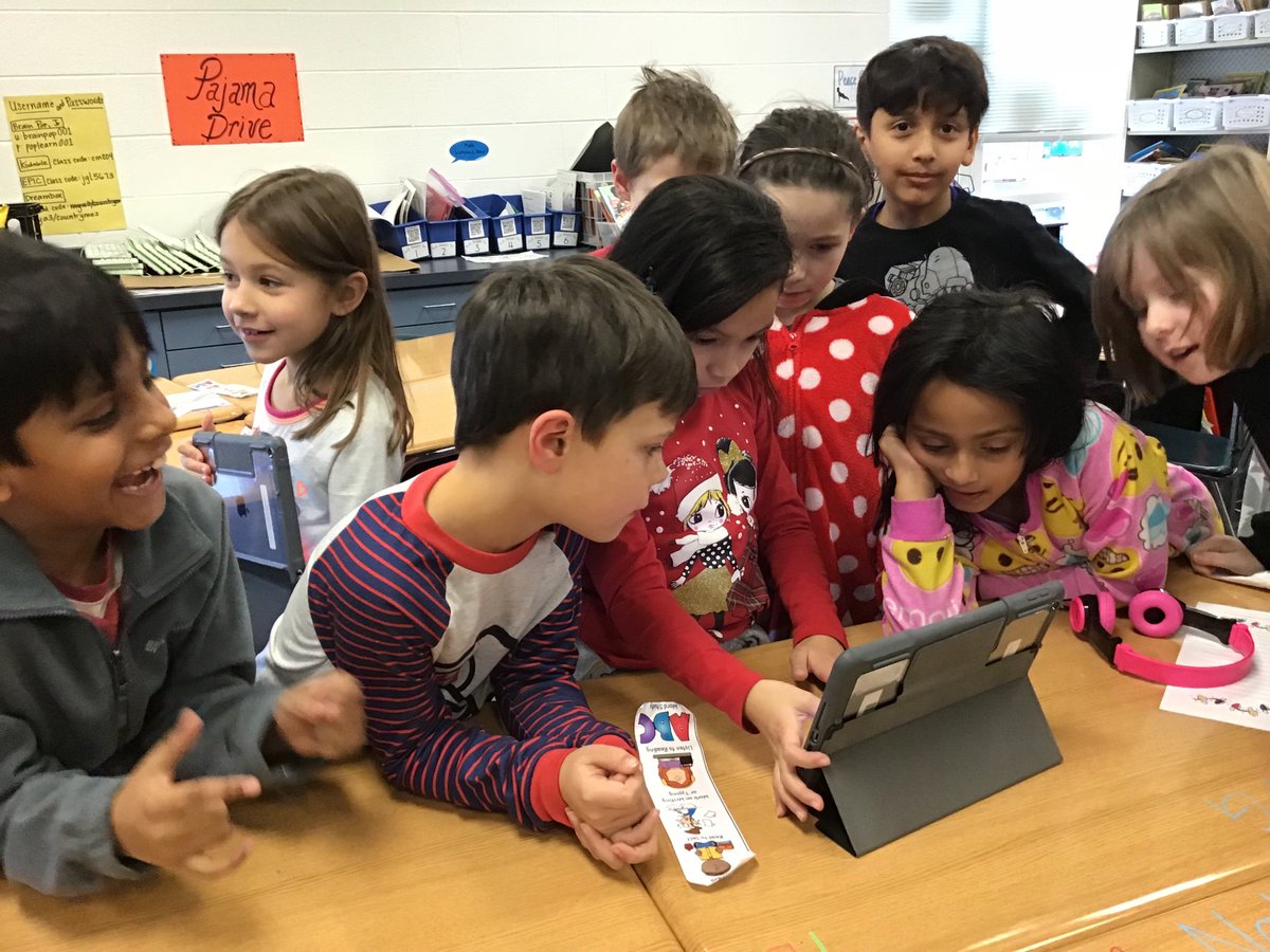 ethomp711's tweet photo. Second graders learning to code with #HourOfCode. #inspire96 @CMCubs96 https://t.co/0nvNczIumE