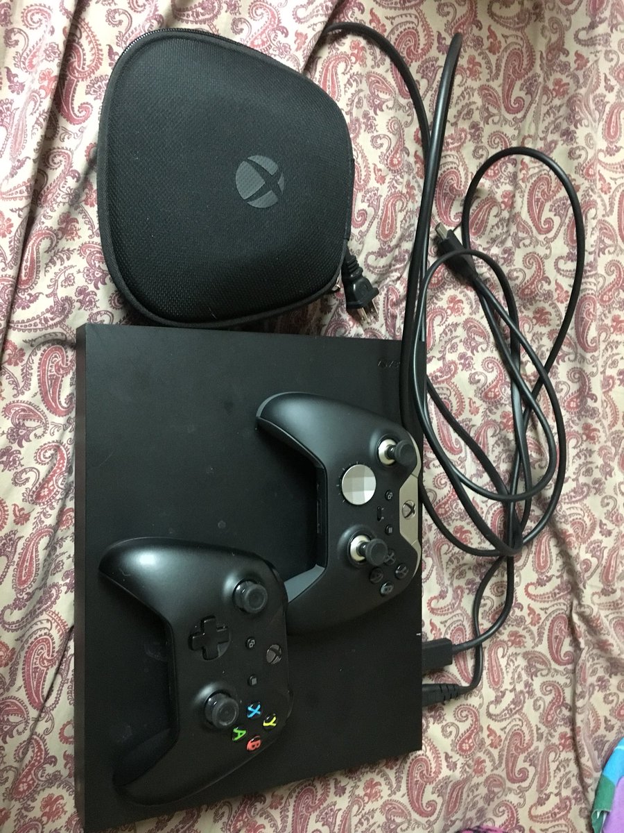 Blue_BlueBlues's tweet photo. I am selling a Xbox one x for $400.00 dollars like brand new one custom controller and a regular controller the custom control alone is 150.00 and has a case for the custome controller alone serious inquires other pls keep u short money but I am open to offers (207) 250-4794 https://t.co/guJnhrNGsD