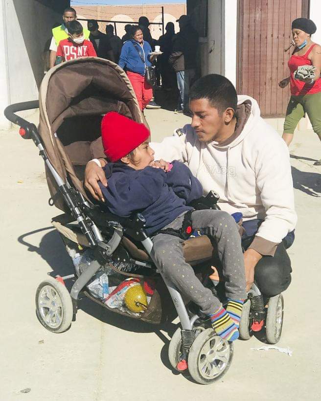 Ciudadano7HN's tweet photo. Otro #Hondureño, miembro de la #CaravanaDeMigrantes, que logra ingresar a Estados Unidos para recibir ASILO y ayudar a su hija que sufre de parálisis cerebral y no conseguía ayuda en #Honduras.

Nos congratulamos por el 👏🙏 https://t.co/tk1GH92EbD