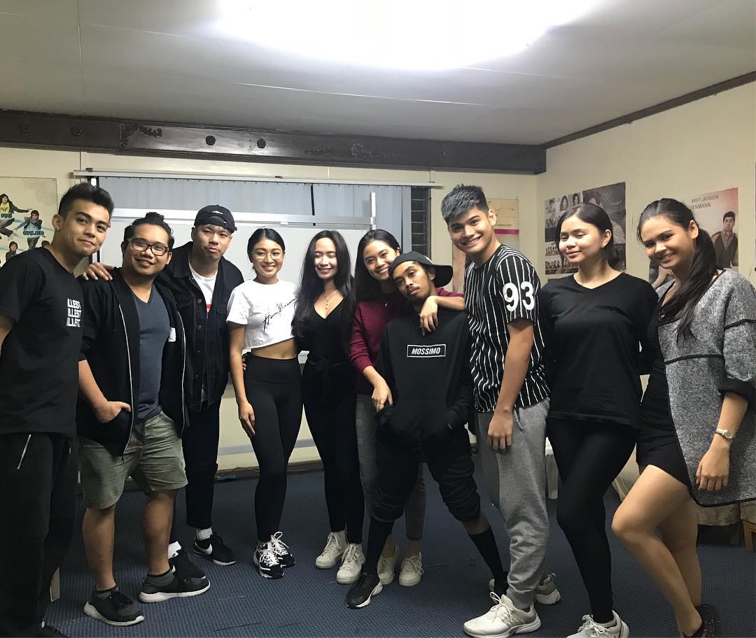 jadineaddictz's tweet photo. Getting to know each other, and “I see my baby right there. Said, James Reid” 😌 #DirekNorbs #IncompleteSquad #swaggers #nadinelustre #jadine © kedebons https://t.co/l17Oz3pw3U