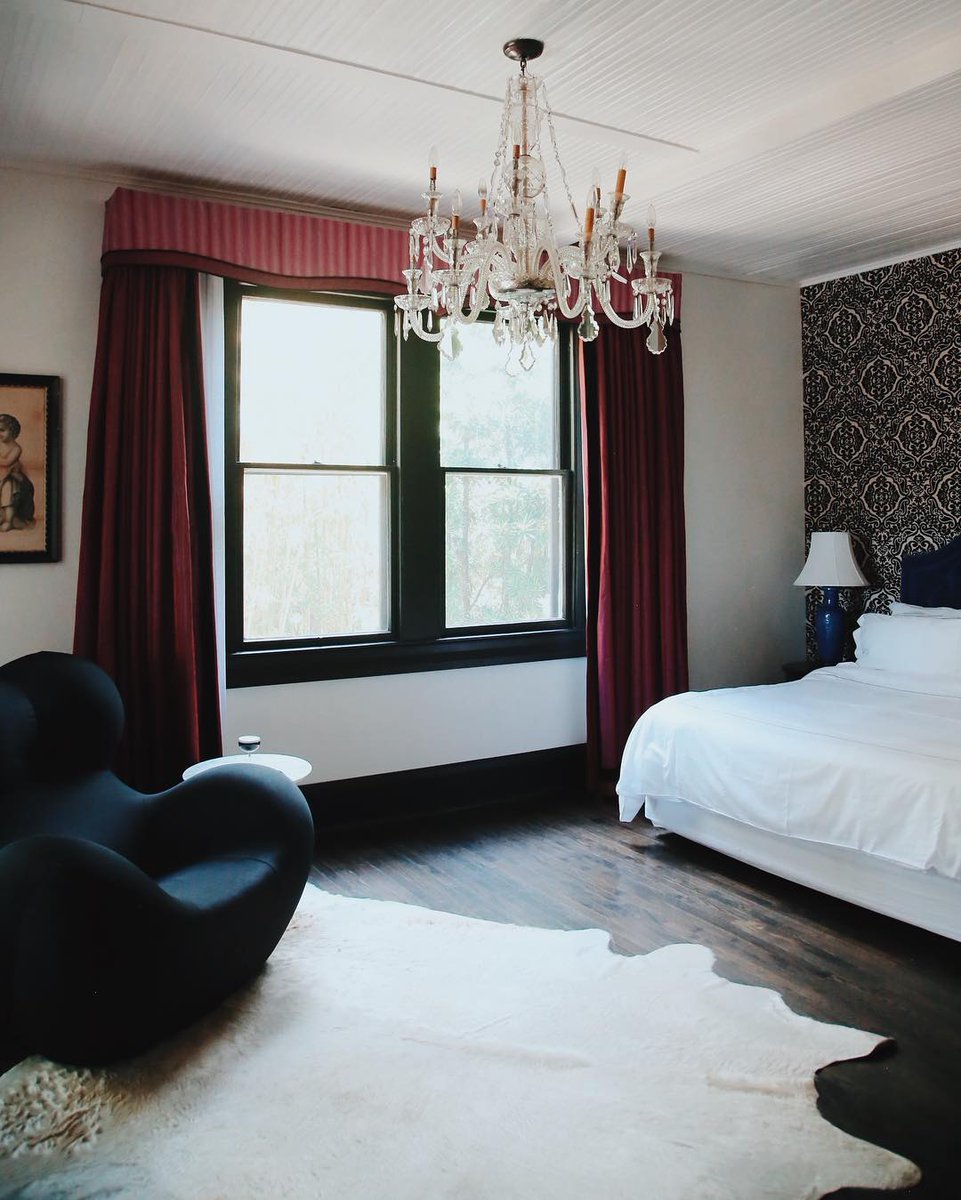 Suite 4 is just everything. Book your stay! 📷: <a href="/jackieleeyoung/">Jackie Lee Young</a> #hotelsaintcecilia #bunkhousehotels