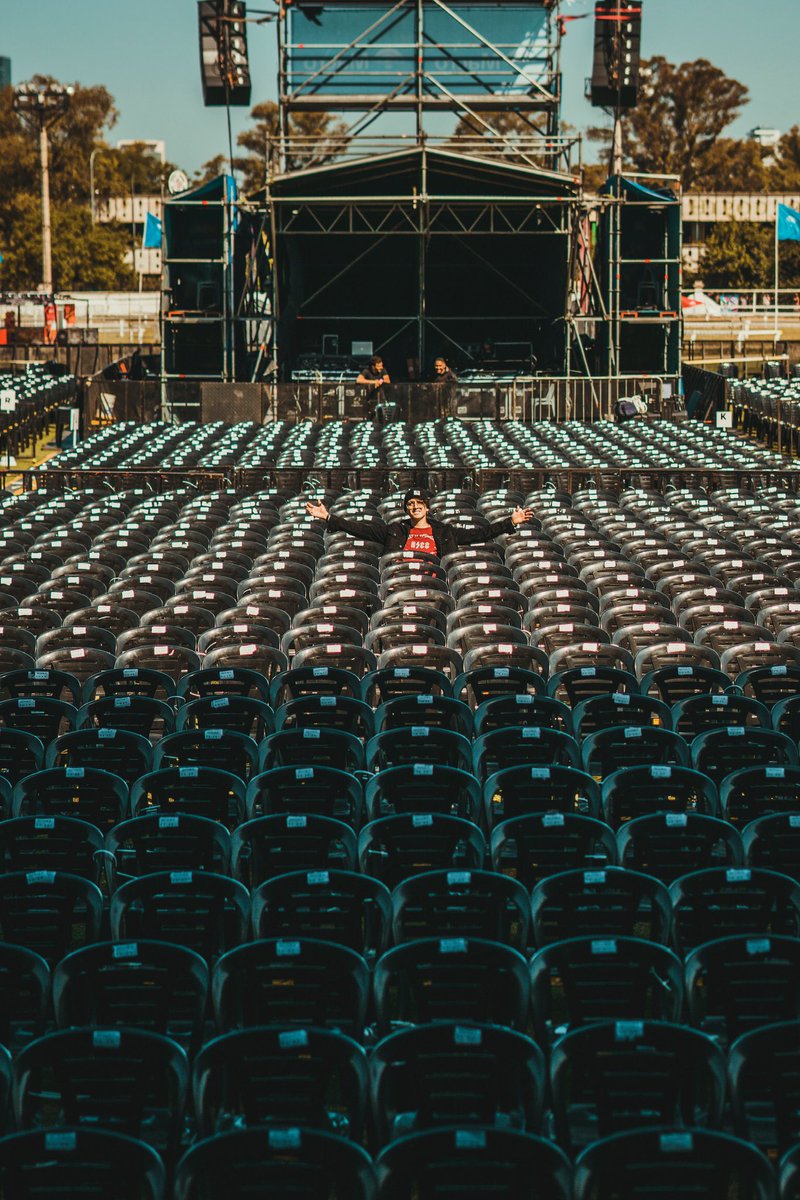 christophervele's tweet photo. Ven, te estoy guardando el puesto para el show de hoy! 😘 https://t.co/dQtnxbt7lR